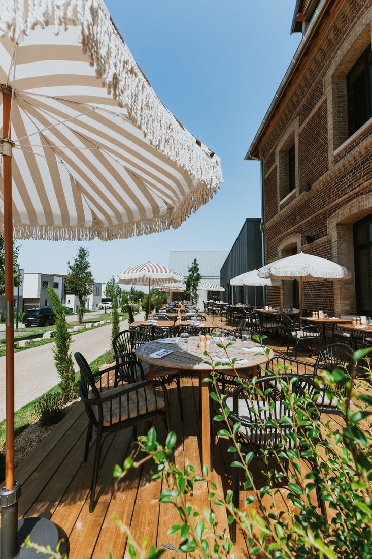 La terrasse du Manoir et ses parasols au soleil