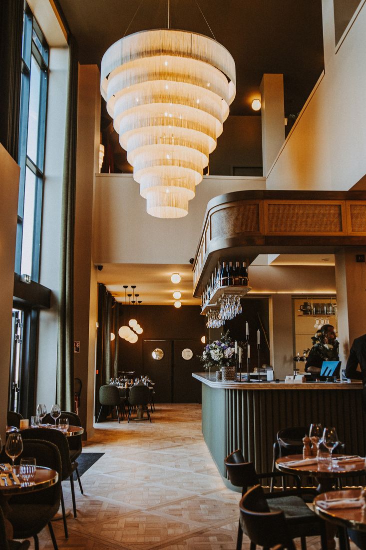 Le bar du Manoir et son grand lustre