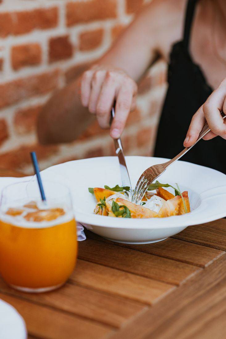 Un plat et un cocktail servis au Manoir